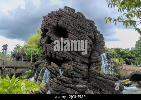 Cranio roccia in adventureland disneyland paris cascate e alberi Foto Stock