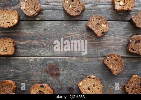 Pane di segale dolce su sfondo di legno, copyspace Foto Stock