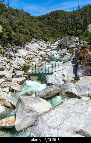 Il fiume Yuba in California e il suo letto roccioso. Foto Stock