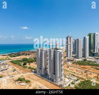 BAT-Yam, Israele, 11 luglio 2022. Vista aerea della costruzione di nuovi edifici di appartamenti sulla costa mediterranea in Israele. Foto di alta qualità Foto Stock