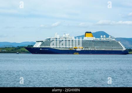 Bantry West Cork Irlanda, lunedì 11 luglio 2022; la nave da crociera Spirit of Adventure è arrivata a Bantry Bay questa mattina. La nave britannica, che trasportava 750 passeggeri, è ormeggiata alle 7,30am dove i passeggeri sono sbarcati e hanno fatto gite di un giorno a Mizen, alla penisola di Beara e a Killarney, nonché a Bantry Town. Questa è la seconda visita dell'ultima settimana successiva all'arrivo di Sirena giovedì scorso, e la seconda visita dello Spirito di Avventura, giunta il 18th maggio. Credit; ed/Alamy Live News Foto Stock