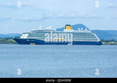 Bantry West Cork Irlanda, lunedì 11 luglio 2022; la nave da crociera Spirit of Adventure è arrivata a Bantry Bay questa mattina. La nave britannica, che trasportava 750 passeggeri, è ormeggiata alle 7,30am dove i passeggeri sono sbarcati e hanno fatto gite di un giorno a Mizen, alla penisola di Beara e a Killarney, nonché a Bantry Town. Questa è la seconda visita dell'ultima settimana successiva all'arrivo di Sirena giovedì scorso, e la seconda visita dello Spirito di Avventura, giunta il 18th maggio. Credit; ed/Alamy Live News Foto Stock