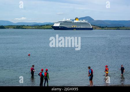 Bantry West Cork Irlanda, lunedì 11 luglio 2022; la nave da crociera Spirit of Adventure è arrivata a Bantry Bay questa mattina. La nave britannica, che trasportava 750 passeggeri, è ormeggiata alle 7,30am dove i passeggeri sono sbarcati e hanno fatto gite di un giorno a Mizen, alla penisola di Beara e a Killarney, nonché a Bantry Town. Questa è la seconda visita dell'ultima settimana successiva all'arrivo di Sirena giovedì scorso, e la seconda visita dello Spirito di Avventura, giunta il 18th maggio. Credit; ed/Alamy Live News Foto Stock