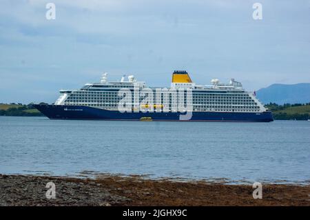 Bantry West Cork Irlanda, lunedì 11 luglio 2022; la nave da crociera Spirit of Adventure è arrivata a Bantry Bay questa mattina. La nave britannica, che trasportava 750 passeggeri, è ormeggiata alle 7,30am dove i passeggeri sono sbarcati e hanno fatto gite di un giorno a Mizen, alla penisola di Beara e a Killarney, nonché a Bantry Town. Questa è la seconda visita dell'ultima settimana successiva all'arrivo di Sirena giovedì scorso, e la seconda visita dello Spirito di Avventura, giunta il 18th maggio. Credit; ed/Alamy Live News Foto Stock