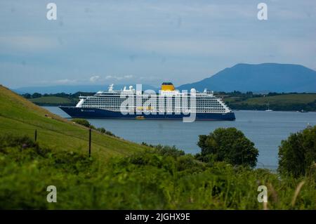 Bantry West Cork Irlanda, lunedì 11 luglio 2022; la nave da crociera Spirit of Adventure è arrivata a Bantry Bay questa mattina. La nave britannica, che trasportava 750 passeggeri, è ormeggiata alle 7,30am dove i passeggeri sono sbarcati e hanno fatto gite di un giorno a Mizen, alla penisola di Beara e a Killarney, nonché a Bantry Town. Questa è la seconda visita dell'ultima settimana successiva all'arrivo di Sirena giovedì scorso, e la seconda visita dello Spirito di Avventura che è arrivata il 18th maggio, quando il liner è stato costretto a rimanere sul lato orientale dell'isola di Whiddy a causa delle cattive condizioni del mare. Credit; ed/Alamy Live News Foto Stock