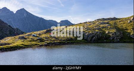 Dolomiti italiane tende a brocca vicino al lago di montagna, attività all'aperto, panorama Foto Stock