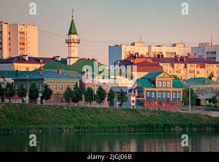 Vecchio quartiere Tatar. Tradizionale quartiere Tatar sulla riva del lago Kaban a Kazan. Mattina presto nel centro della città. Splendida vista sulla moschea Foto Stock