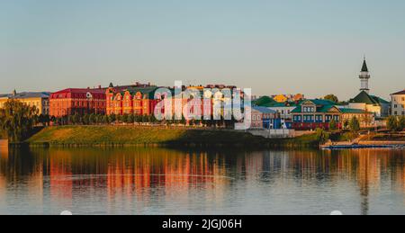 Vecchio quartiere Tatar. Tradizionale quartiere Tatar sulla riva del lago Kaban a Kazan. Mattina presto nel centro della città. Splendida vista sulla moschea Foto Stock