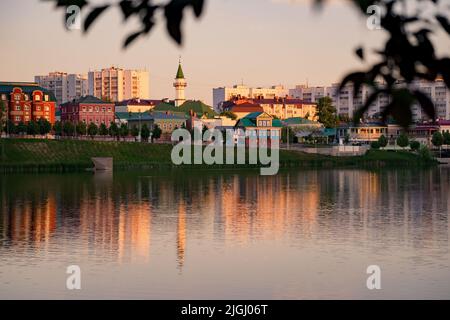 Vecchio quartiere Tatar. Tradizionale quartiere Tatar sulla riva del lago Kaban a Kazan. Mattina presto nel centro della città. Splendida vista sulla moschea Foto Stock