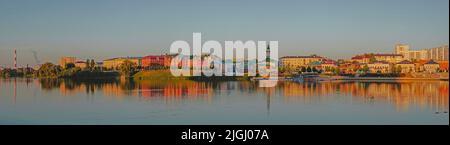 Vecchio quartiere Tatar. Tradizionale quartiere Tatar sulla riva del lago Kaban a Kazan. Mattina presto nel centro della città. Splendida vista sulla moschea Foto Stock