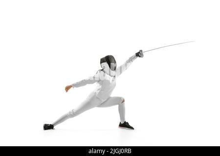 Ragazza giovane, fencer principiante in costume da scherma e maschera pratica con pinza isolato su sfondo bianco. Sport, gioventù, stile di vita sano Foto Stock