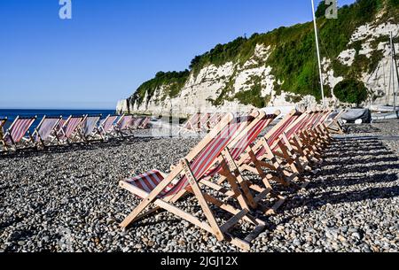 Sedie a sdraio e testa di birra Devon Beer Beach Foto Stock