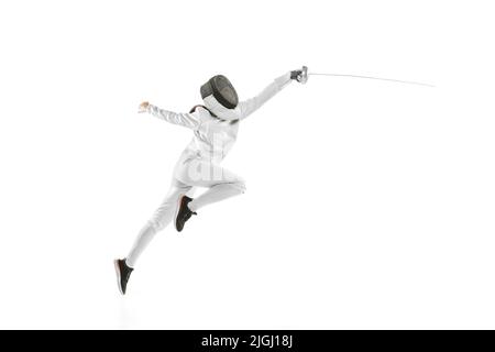 Ragazza giovane, fencer principiante in costume da scherma e maschera pratica con pinza isolato su sfondo bianco. Sport, gioventù, stile di vita sano Foto Stock