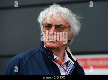 Foto del file datata 09/07/16 di Bernie Ecclestone durante le Qualifiche per il Gran Premio britannico 2016 al circuito di Silverstone, Towcester. L'ex capo di Formula uno sarà accusato di frode da falsa rappresentanza a seguito di un'indagine HMRC su beni d'oltremare che si ritiene valga più di £400 milioni, ha detto il servizio di perseguimento della Corona. Data di emissione: Lunedì 11 luglio 2022. Foto Stock