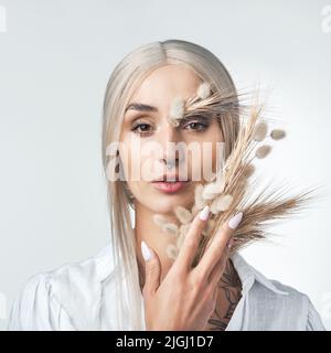 La bellezza è circa essere fieri di chi siete. Studio girato di una giovane donna attraente in posa su uno sfondo bianco. Foto Stock