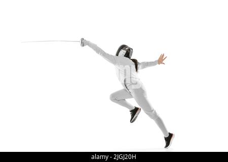 Ragazza giovane, fencer principiante in costume da scherma e maschera pratica con pinza isolato su sfondo bianco. Sport, gioventù, stile di vita sano Foto Stock