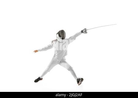 Ritratto dinamico di fencer femminile in costume sportivo con pinza in mano allenamento isolato su sfondo bianco. Sport, gioventù, stile di vita sano Foto Stock