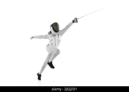 Ragazza giovane, fencer principiante in costume da scherma e maschera pratica con pinza isolato su sfondo bianco. Sport, gioventù, stile di vita sano Foto Stock