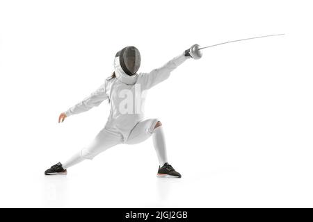 Ragazza giovane, fencer principiante in costume da scherma e maschera pratica con pinza isolato su sfondo bianco. Sport, gioventù, stile di vita sano Foto Stock