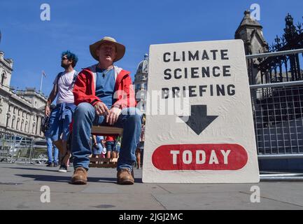 11 luglio 2022, Londra, Inghilterra, Regno Unito: ANGUS ROSE siede fuori dal Parlamento prima del briefing di emergenza sul clima di Sir Patrick Vallance, Capo consigliere scientifico del governo britannico. Angus ha trascorso 37 giorni in uno sciopero della fame fuori dal Parlamento, chiedendo che si svolga il briefing. E' stato annunciato che solo il 10 per cento dei deputati si è iscritto al briefing. (Credit Image: © Vuk Valcic/ZUMA Press Wire) Foto Stock