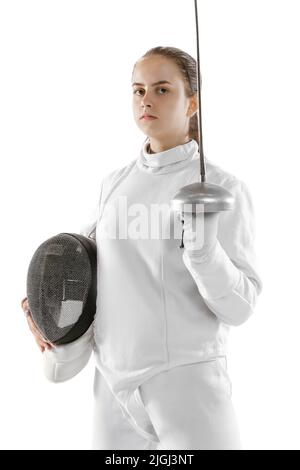 Giovane ragazza, fencer in costume bianco di scherma in posa con pinza isolata su sfondo bianco. Sport, gioventù, hobby, realizzazioni, obiettivo. Foto Stock