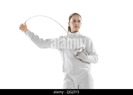 Giovane ragazza, fencer in costume bianco di scherma in posa con pinza isolata su sfondo bianco. Sport, gioventù, hobby, realizzazioni, obiettivo. Foto Stock