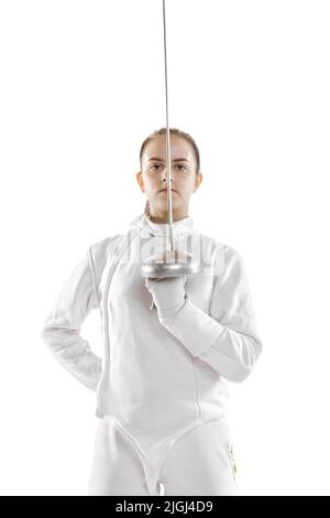 Giovane ragazza, fencer in costume bianco di scherma in posa con pinza isolata su sfondo bianco. Sport, gioventù, hobby, realizzazioni, obiettivo. Foto Stock