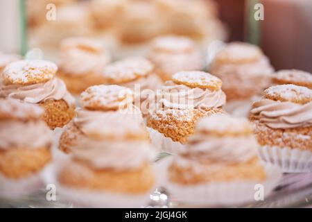 Dessert freschi, appetitosi, dolci e moderni si avvicinano a un tavolo a buffet decorato Foto Stock