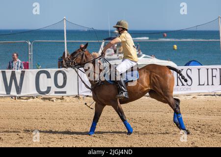 Polo di sabbia britannica su Sandbanks Beach Poole Dorset. 8th luglio 2022 Foto Stock