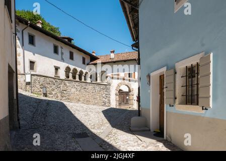 Cercivento, Italia (8th luglio 2022) - Vista su una strada centrale con l'antico edificio chiamato 'Casa Tiridin' costruito nel 1634 Foto Stock
