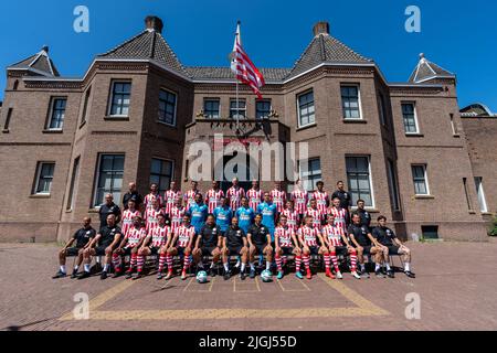 ROTTERDAM, PAESI BASSI - LUGLIO 8: La squadra di Sparta Rotterdam, in fila da sinistra a destra; ben Wessels, Mo Tahiri, Mario Engels, Omar Rekik, Adel Auassar, Mike Eerdhuijzen, Reda Kharchouch, Sven Mijnans, Bart Vriends, Charles-Andres Brym, Bas Nagtegaal, fila media; Ronald Hanstede, Mica Pinto, Delano Vianello, Jason Meerstadt, Ishan Kort, Tim Coremans, Nick Olij, Youri Schoonderwaldt, Patrick Brouwer, Achraf Madi, Laurent Jans, Dino Nunes, Prima fila; Wesley Lisboa, allenatore di portiere Frank Kooiman, Jason Lokilo, Dirk Abels, Jeremy van Mullem, assistente allenatore Nourdin Boukhari, allenatore Maurice Steij Foto Stock