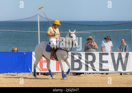 Polo di sabbia britannica su Sandbanks Beach Poole Dorset. 8th luglio 2022 Foto Stock