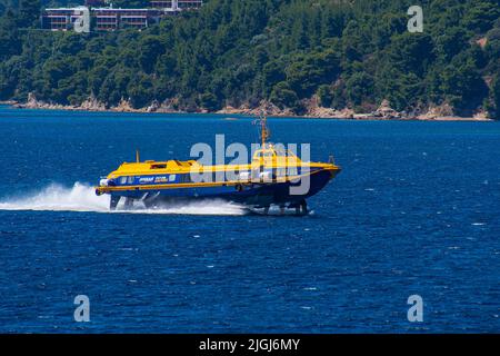 Erato vola la barca di delfini dall'azienda egea arriva a Skiathos, Sporades, Grecia Foto Stock