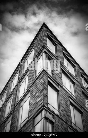 Un'immagine in scala di grigi a basso angolo del moderno edificio di Helsingborg. Foto Stock