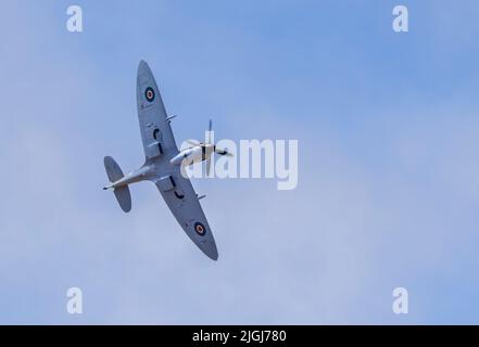 Uno Spitfire MKVB BM597 del volo commemorativo della Battaglia di Gran Bretagna, al Southport Air Show di Southport, Merseyside, Regno Unito Foto Stock