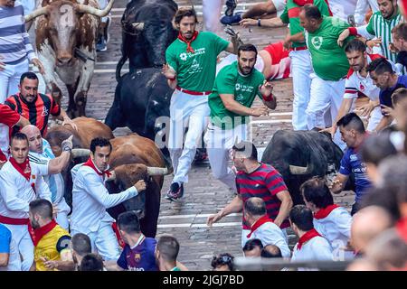 Pamplona, Spagna. 11th luglio 2022. Gli uomini corrono davanti ai tori del bestiame di Cebada Gago, nel quinto giorno della corsa dei tori a San Fermin Pamplona. Credit: SOPA Images Limited/Alamy Live News Foto Stock