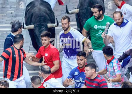 Pamplona, Spagna. 11th luglio 2022. Gli uomini corrono davanti ai tori del bestiame di Cebada Gago, nel quinto giorno della corsa dei tori a San Fermin Pamplona. Credit: SOPA Images Limited/Alamy Live News Foto Stock