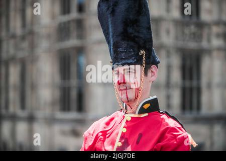 Londra 11 luglio 2022 l'attivista PETA ha organizzato una protesta a Westminster Bridge contro l'uccisione di orsi MOD, una pelle di orso è necessaria per fare un cappello busby per i soldati Grenadier.Paul Quezada-Neiman/Alamy Live News Foto Stock