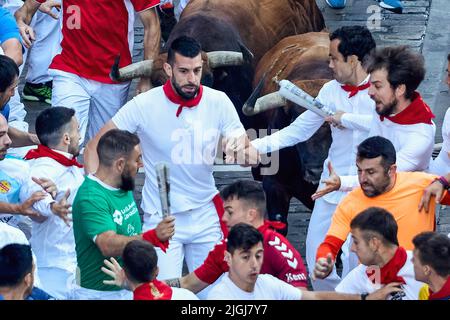 Pamplona, Spagna. 11th luglio 2022. Gli uomini corrono davanti ai tori del bestiame di Cebada Gago, nel quinto giorno della corsa dei tori a San Fermin Pamplona. (Foto di Fernando Pidal/SOPA Images/Sipa USA) Credit: Sipa USA/Alamy Live News Foto Stock