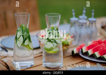 Bevande fresche e rinfrescanti estive e frutta al tavolo in giardino. Foto Stock