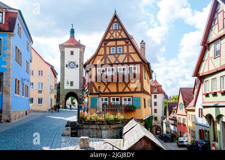 Paesaggio medievale di Plönlein con Kobolzeller Steige e Spitalgasse a Rothenburg ob der Tauber nella regione della Franconia in Baviera in Germania Foto Stock