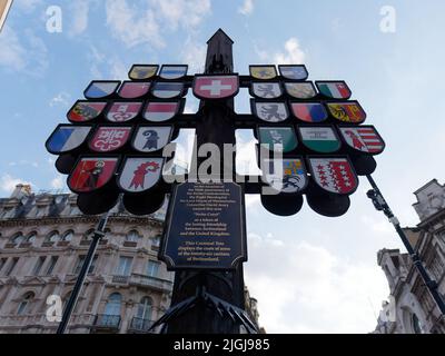 Londra, Grande Londra, Inghilterra, giugno 15 2022: Bandiera svizzera del cantone in Leicester Square Foto Stock
