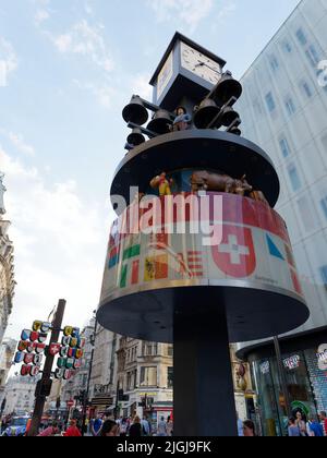 Londra, Grande Londra, Inghilterra, 15 2022 giugno: Orologio svizzero a glockenspiel in Leicester Square con la bandiera cantonale dietro. Foto Stock