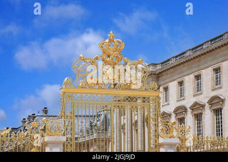 Porta dorata con corona, ingresso all'ex palazzo reale di Versailles Foto Stock