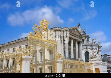 Porta dorata con corona, ingresso all'ex palazzo reale di Versailles Foto Stock