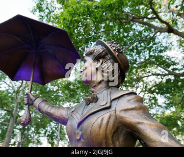 Londra, Grande Londra, Inghilterra, giugno 15 2022: Statua di Mary Poppins in Leicester Square come parte delle scene del Square Sculpture Trail. Foto Stock