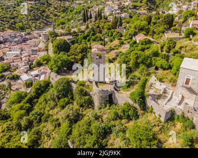 Città vecchia. Vista soleggiata delle rovine della cittadella di Stari Bar città vicino Bar città, Montenegro. Vista drone Foto Stock