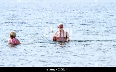 Dundee, Tayside, Scozia, Regno Unito. 11th luglio 2022. UK Meteo: La temperatura nel Nord-Est della Scozia ha raggiunto i 24°C. Il bel tempo estivo ha attirato gli amanti della spiaggia e del sole sulla spiaggia di Dundee Broughty Ferry per godersi il caldo sole di luglio. Credit: Dundee Photographics/Alamy Live News Foto Stock