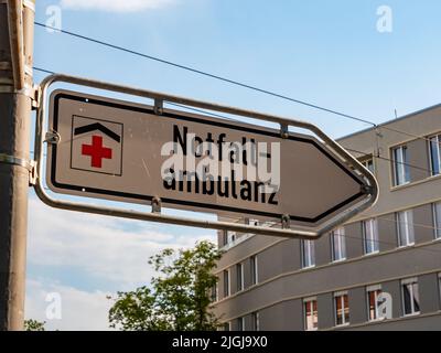 Notfallambulanz segno in Germania (pronto soccorso). Cartello con la guida all'ingresso di un ospedale. Trattamento sanitario urgente per le vittime di incidenti. Foto Stock