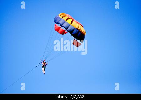 Para vela sul mare in un resort sulla spiaggia indonesiano Foto Stock